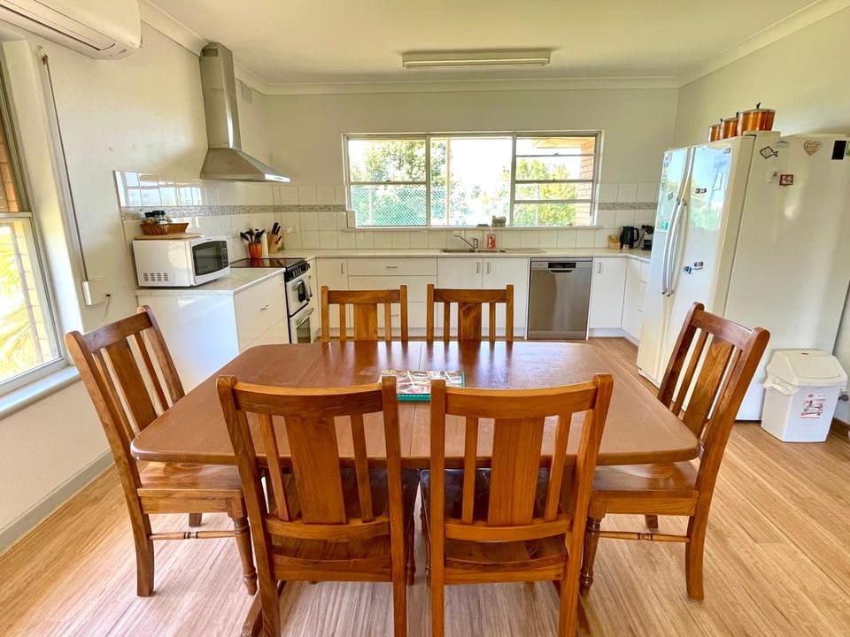 BeeJays Family Getaway House in Kingscote