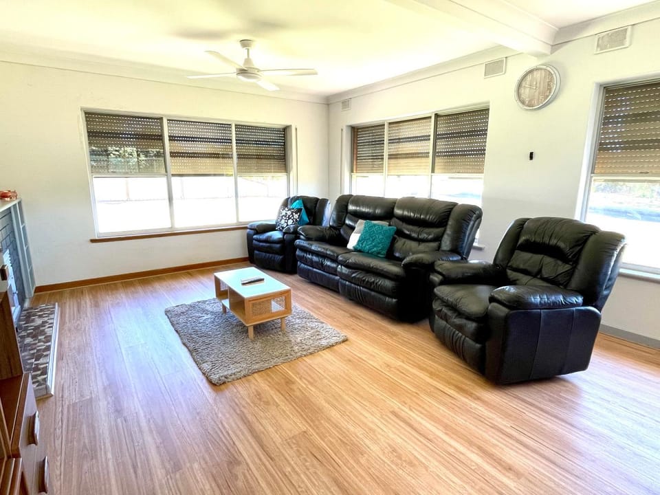 BeeJays Family Getaway House in Kingscote