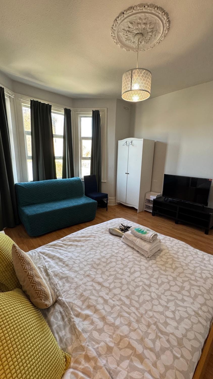 2 Cozy large room near Notting hill & Bayswater & Paddington Station Vacation rental in London