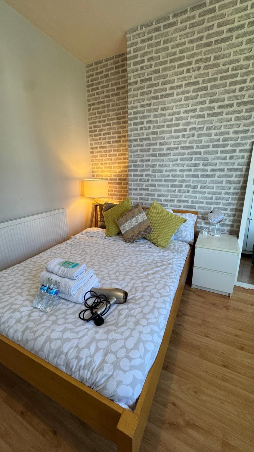2 Cozy large room near Notting hill & Bayswater & Paddington Station Vacation rental in London