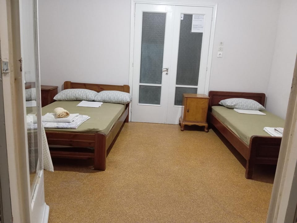 Room for 3 persons next to metro Hostel in Athens