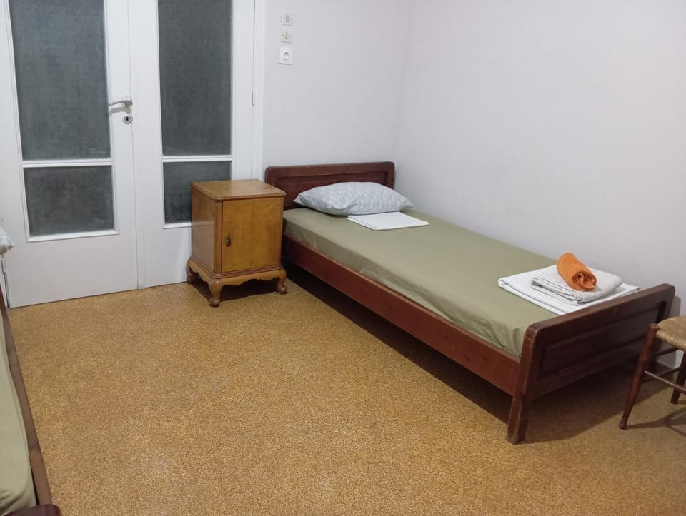Room for 3 persons next to metro Hostel in Athens
