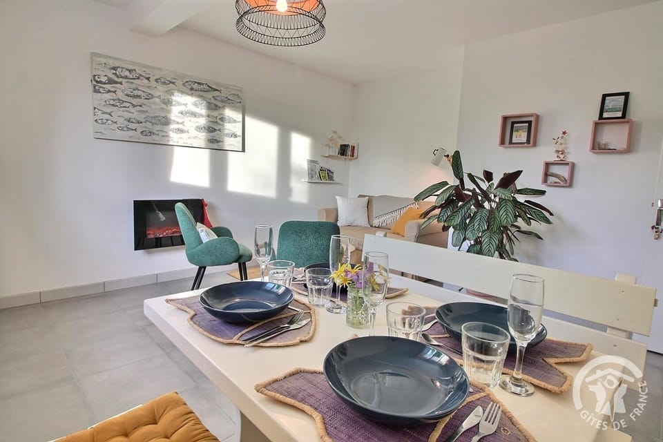 Living room, Food and drinks, Dining area
