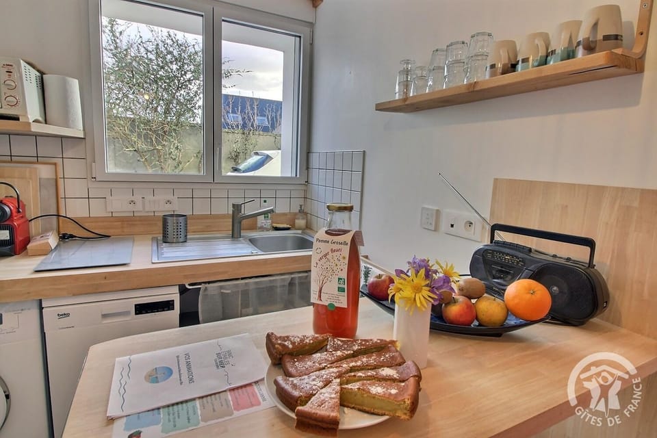 Kitchen or kitchenette, Food and drinks