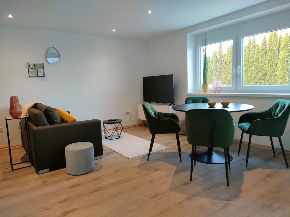 Communal lounge/ TV room, TV and multimedia, Living room, Seating area, Dining area