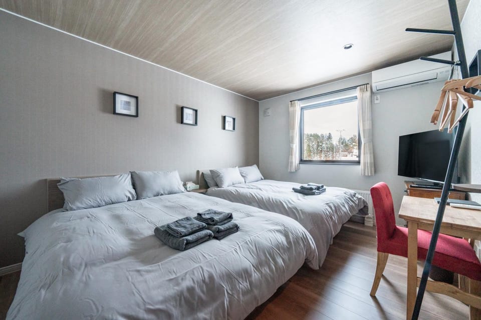 Bed, TV and multimedia, Bedroom, towels
