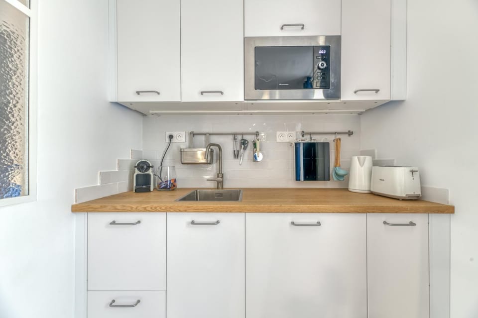 Coffee/tea facilities, Kitchen or kitchenette, stove, toaster