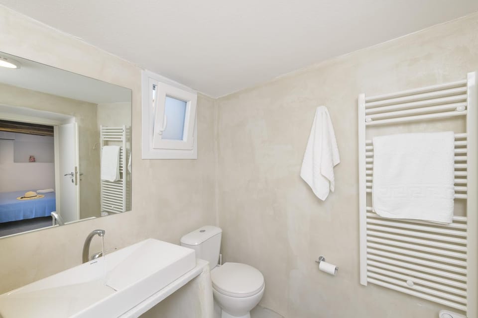 Toilet, Bathroom, towels
