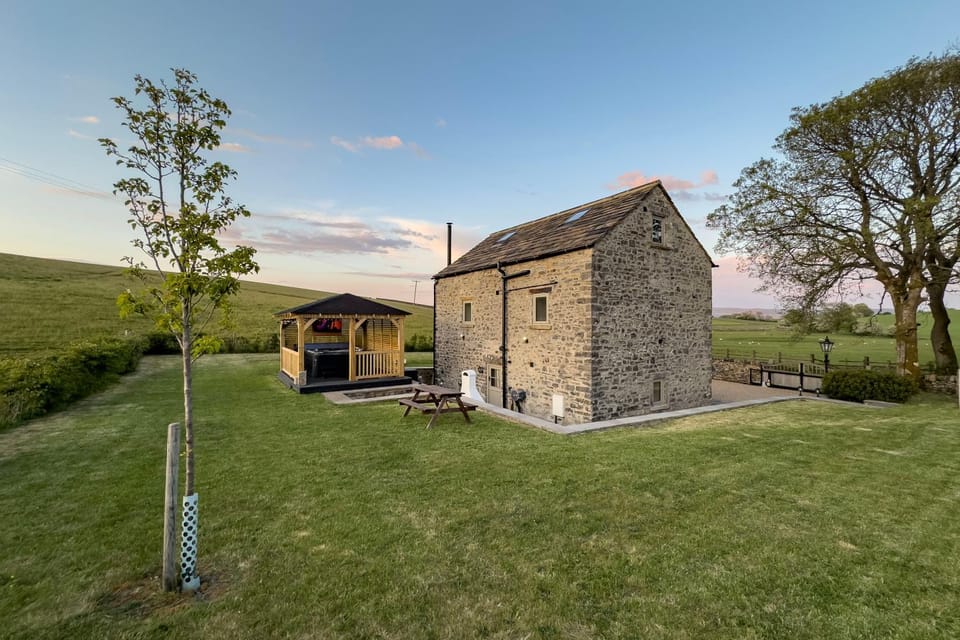 PRIVATE LUXURY Barn Stay with Hot Tub and OUTDOOR ENTERTAINMENT, YORKSHIRE DALES SLEEPS 10! House in Craven District