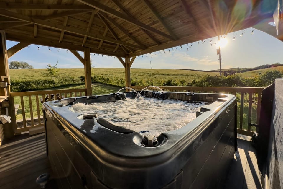 PRIVATE LUXURY Barn Stay with Hot Tub and OUTDOOR ENTERTAINMENT, YORKSHIRE DALES SLEEPS 10! House in Craven District
