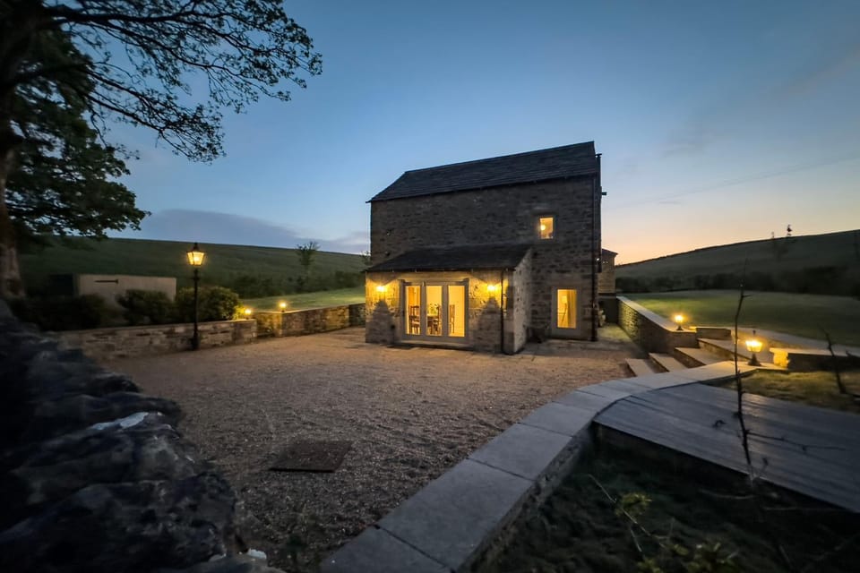 PRIVATE LUXURY Barn Stay with Hot Tub and OUTDOOR ENTERTAINMENT, YORKSHIRE DALES SLEEPS 10! House in Craven District