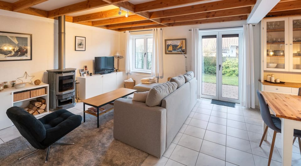 Property building, TV and multimedia, Living room, Seating area