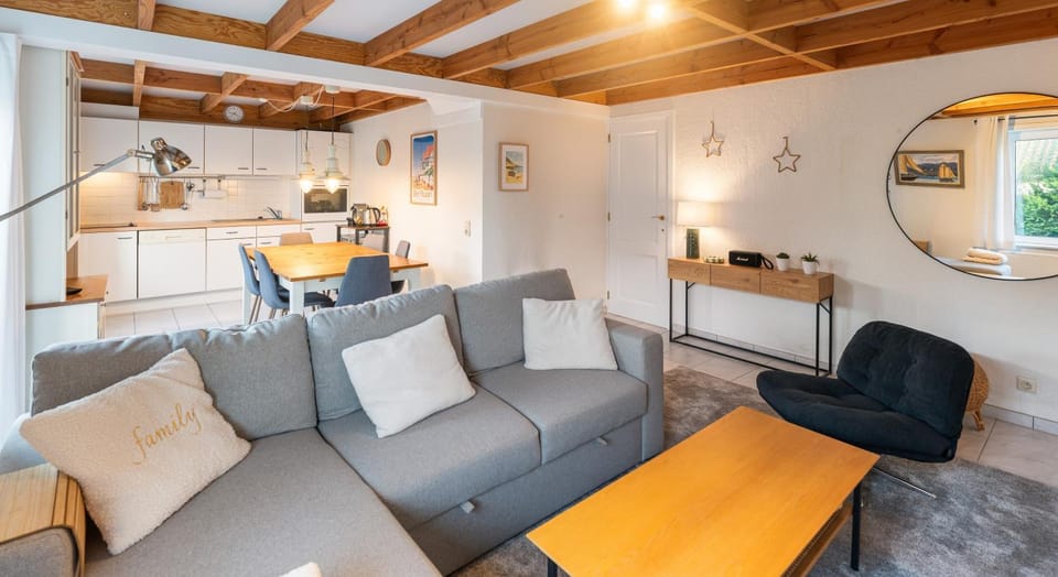 Property building, Kitchen or kitchenette, Living room, Seating area, Dining area