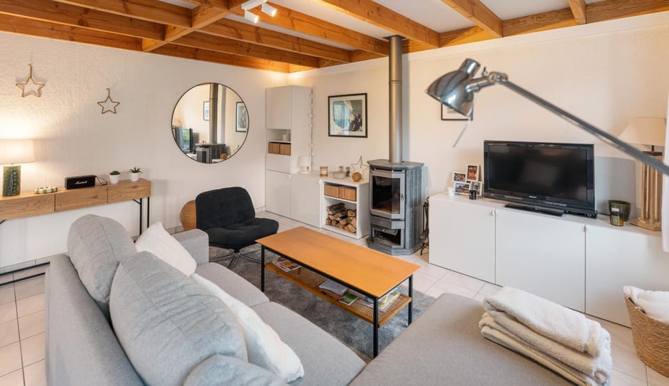 Property building, TV and multimedia, Living room, Seating area