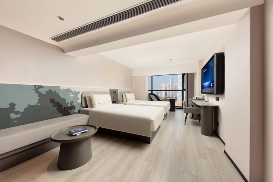 Communal lounge/ TV room, Bed, TV and multimedia, Living room, Photo of the whole room, Bedroom