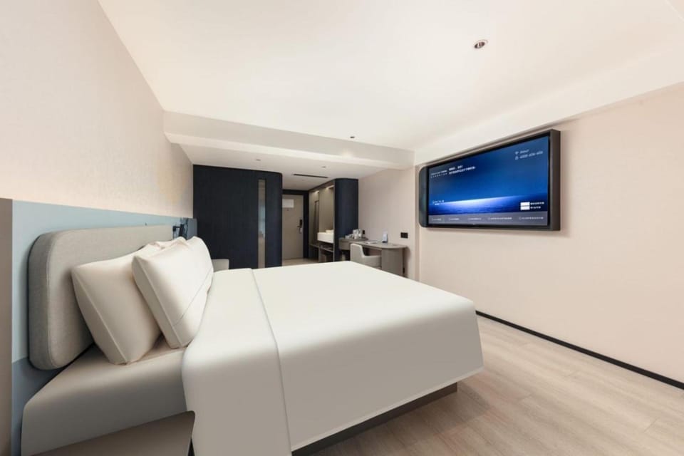Bed, TV and multimedia, Photo of the whole room, Bedroom