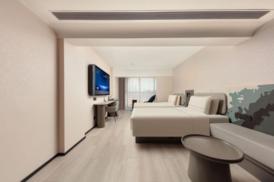 Communal lounge/ TV room, Bed, TV and multimedia, Living room, Photo of the whole room, Bedroom