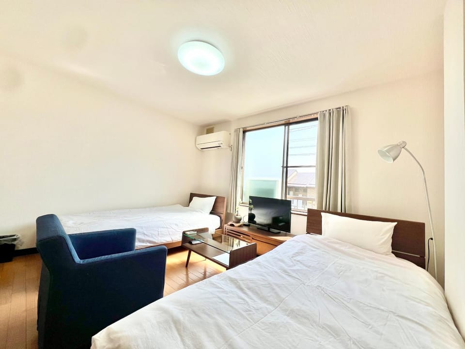 Bed, TV and multimedia, Photo of the whole room, Bedroom
