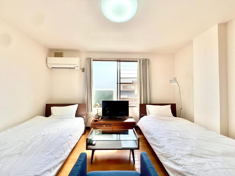 Bed, TV and multimedia, Photo of the whole room, Bedroom, internet, air conditioner