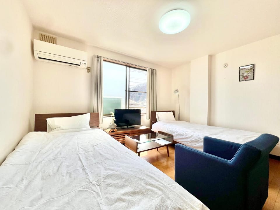 Bed, TV and multimedia, Photo of the whole room, Bedroom, air conditioner