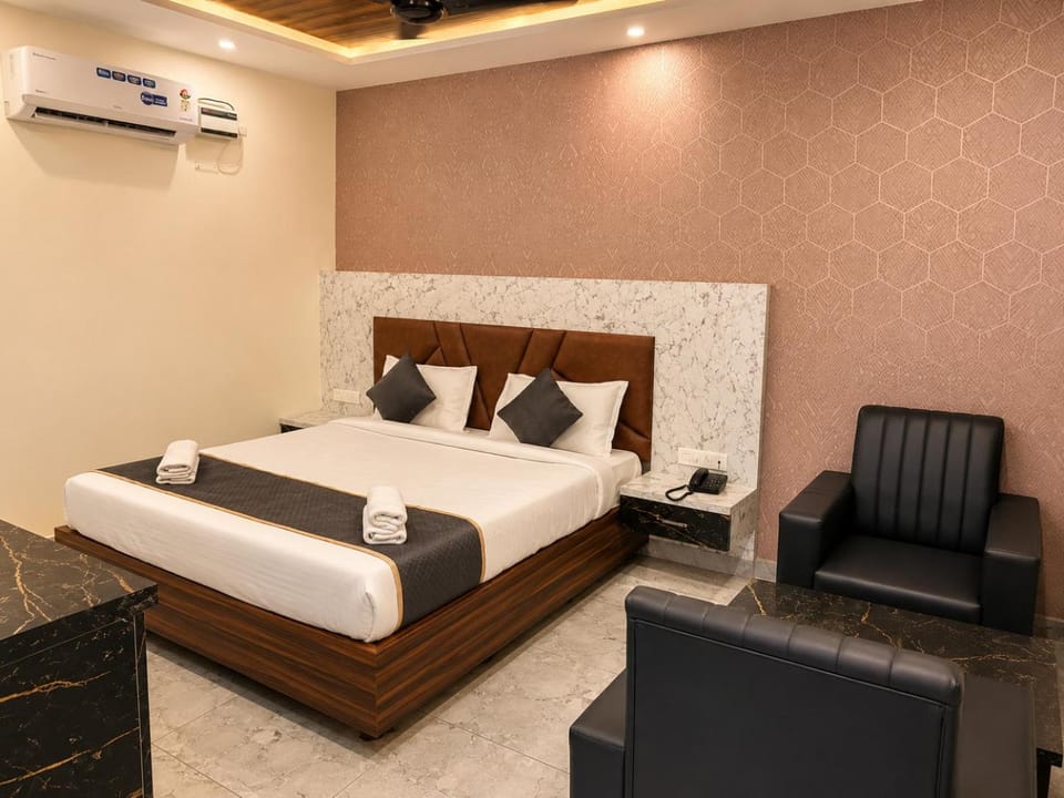 Photo of the whole room, Bedroom, air conditioner