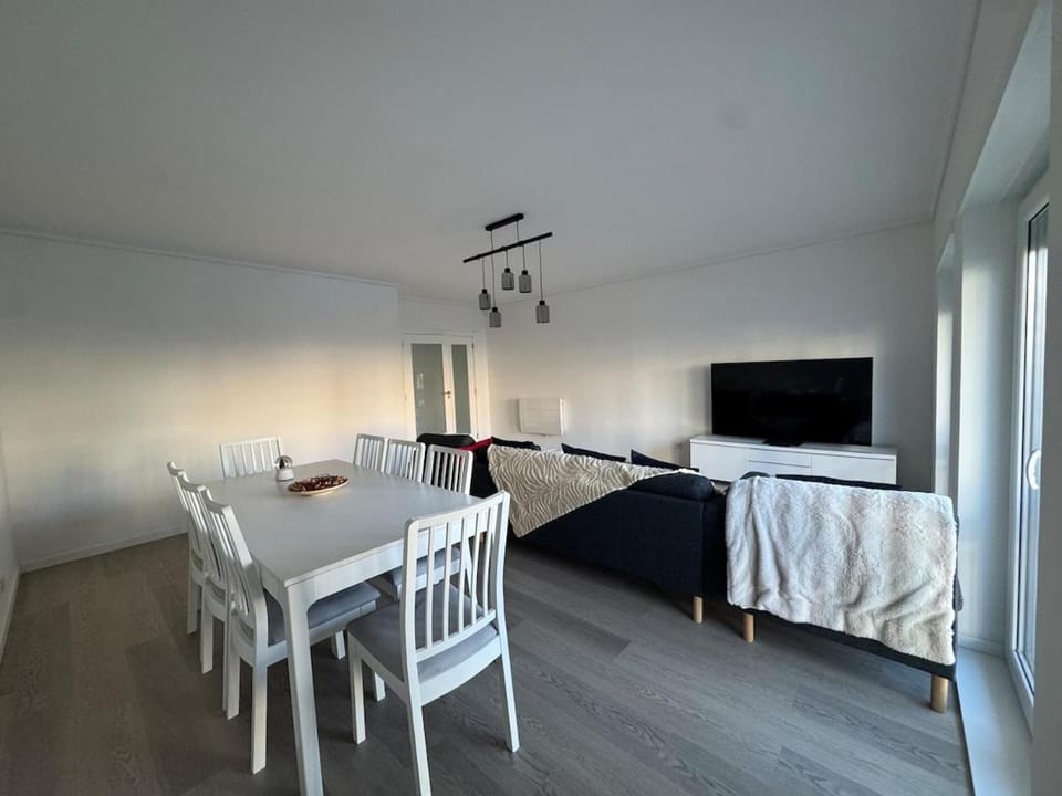 Communal lounge/ TV room, TV and multimedia, Living room, Photo of the whole room, Dining area