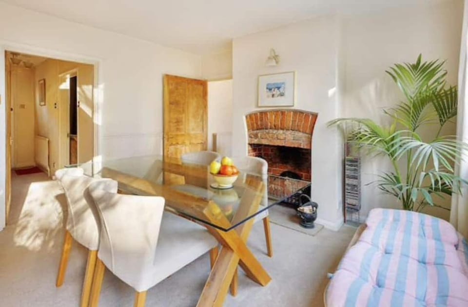 Beautiful 2 bedroom townhouse in perfect location House in Guildford