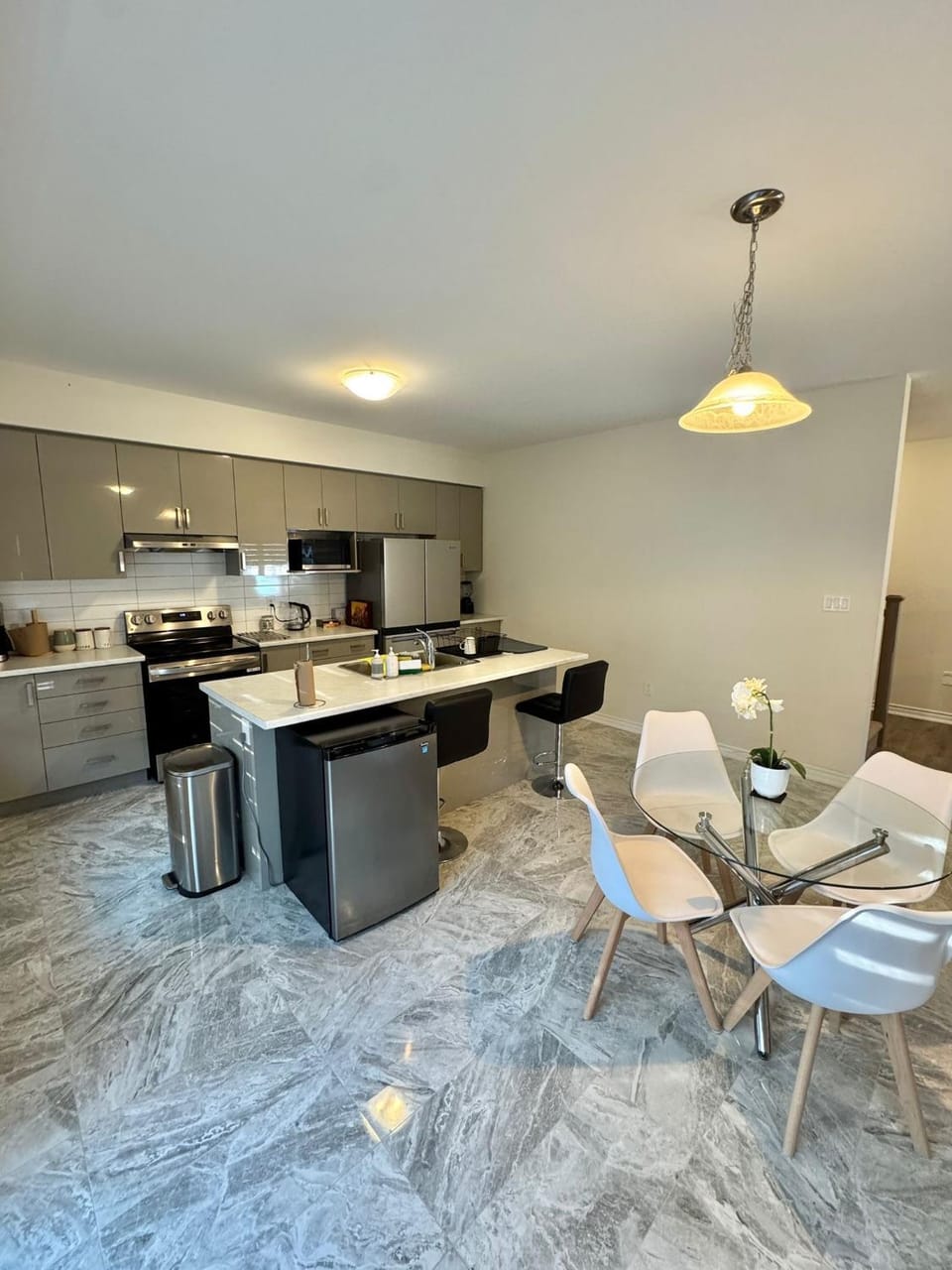 Whole House 4 Bedrooms 6 beds 3 bath family friendly Quite and relaxation area House in Gravenhurst