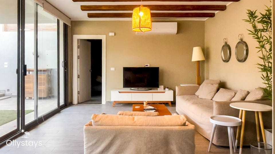 Communal lounge/ TV room, TV and multimedia, Living room, Photo of the whole room, Seating area, Evening entertainment, air conditioner