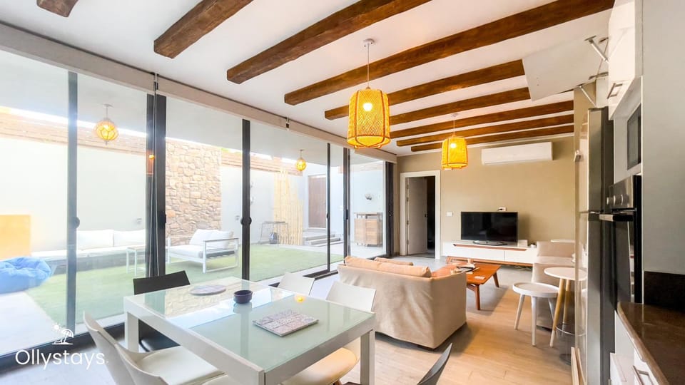 Communal lounge/ TV room, TV and multimedia, View (from property/room), Balcony/Terrace, Living room, Dining area, Evening entertainment