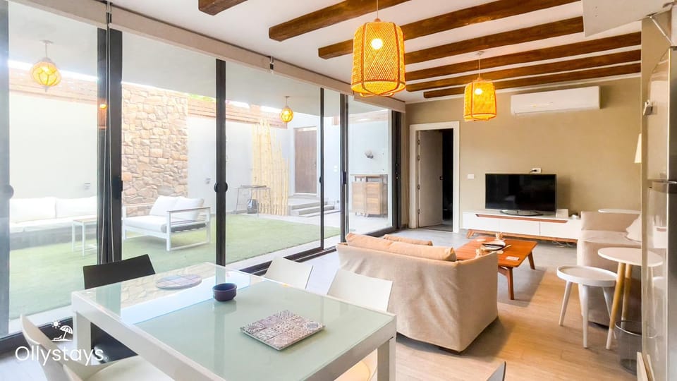 Communal lounge/ TV room, TV and multimedia, Living room, Seating area, Evening entertainment