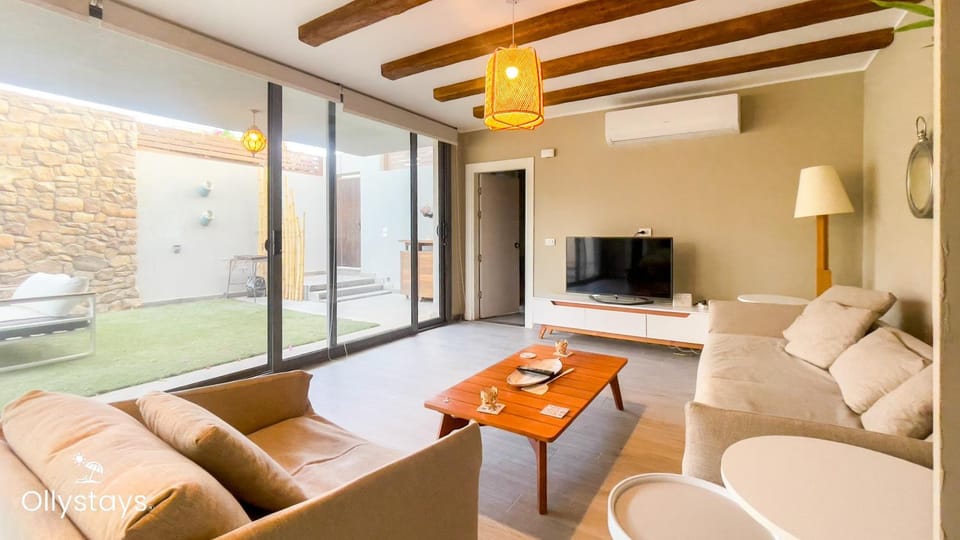 Communal lounge/ TV room, TV and multimedia, Living room, Seating area, Evening entertainment, air conditioner