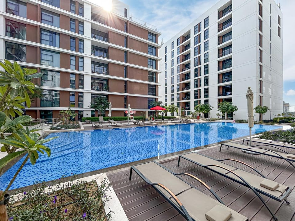 Property building, Swimming pool, sunbed