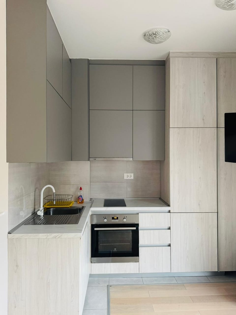 Kitchen or kitchenette, dishwasher, stove