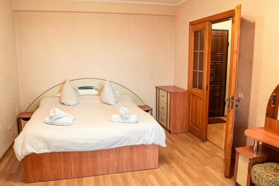 Bed, Photo of the whole room, Bedroom, towels