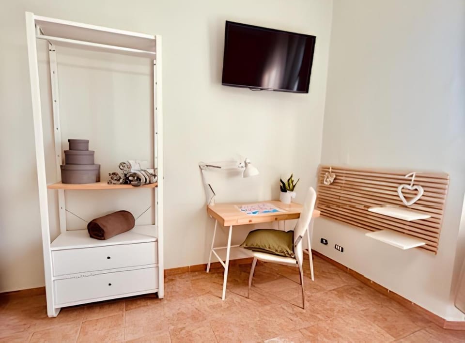 Photo of the whole room, Bedroom, wardrobe