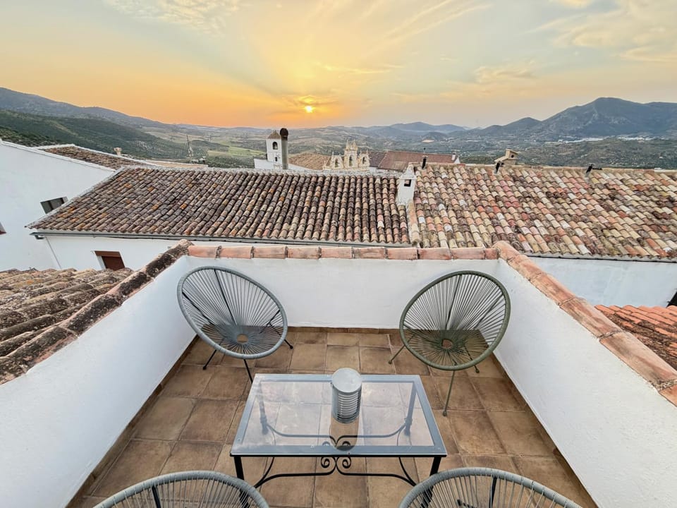 Balcony/Terrace, City view, Mountain view, Sunset
