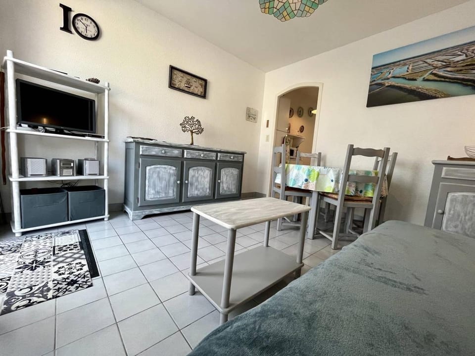 Bed, TV and multimedia, Living room, Dining area