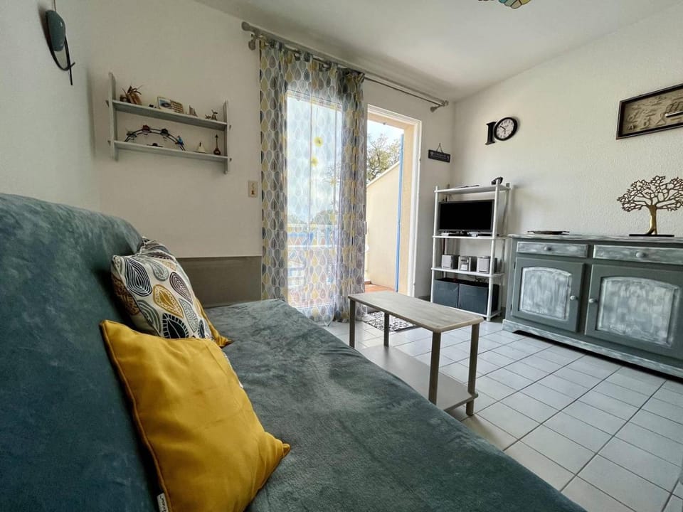 Bed, TV and multimedia, Living room