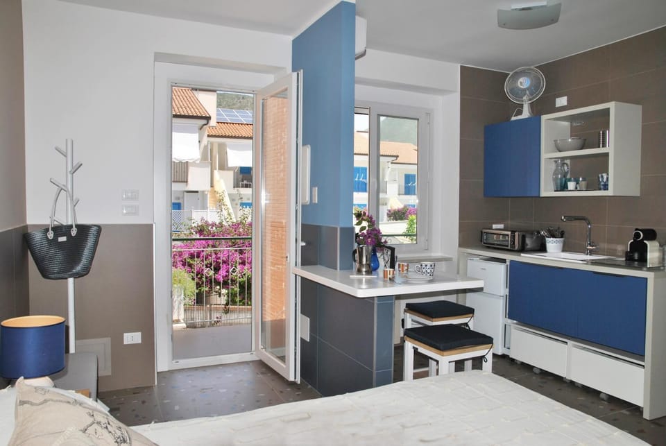 Kitchen or kitchenette, Photo of the whole room, Dining area