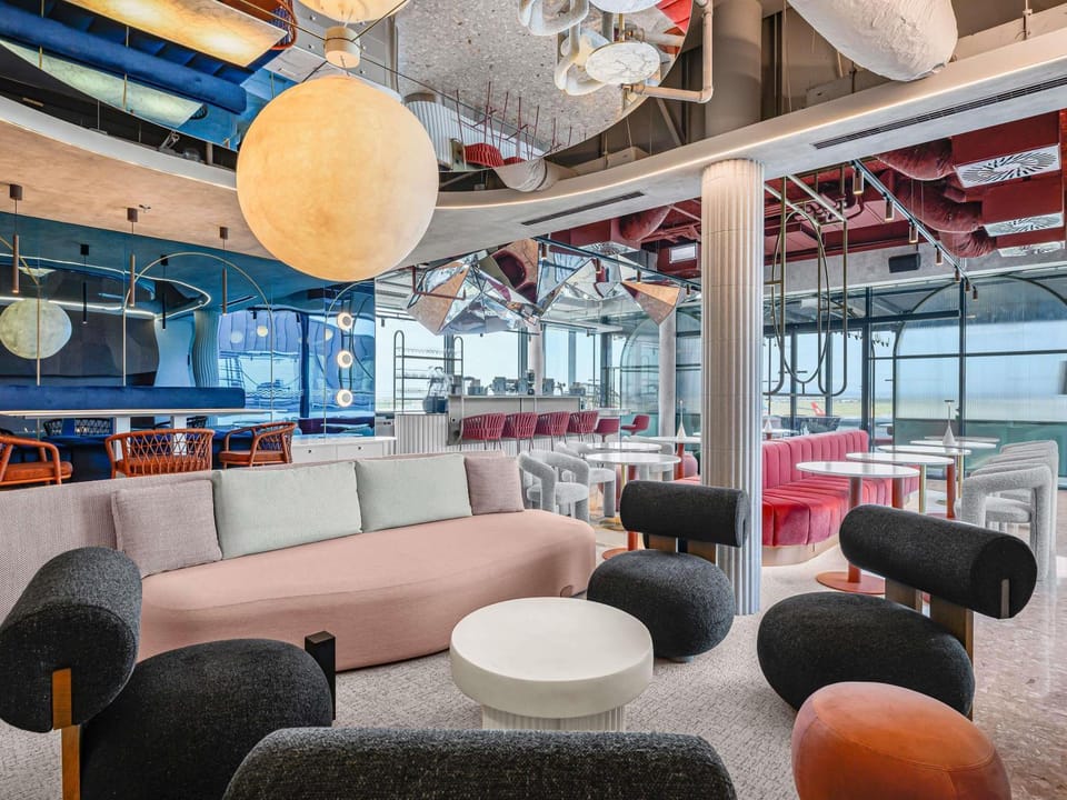 Property building, TV and multimedia, Lounge or bar, Food and drinks, Seating area, internet