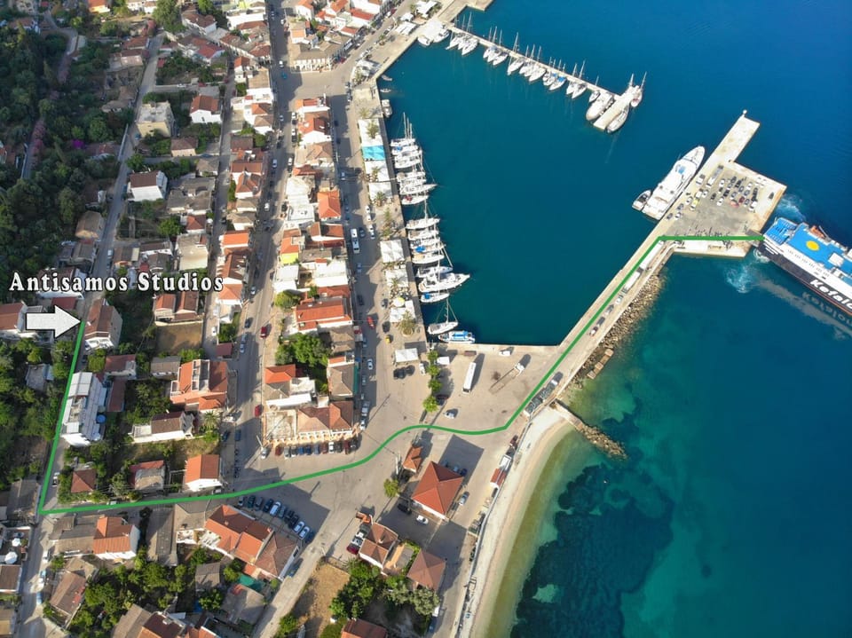 Restaurant/places to eat, Neighbourhood, Natural landscape, Beach, Supermarket/grocery shop, Shopping Area, Location