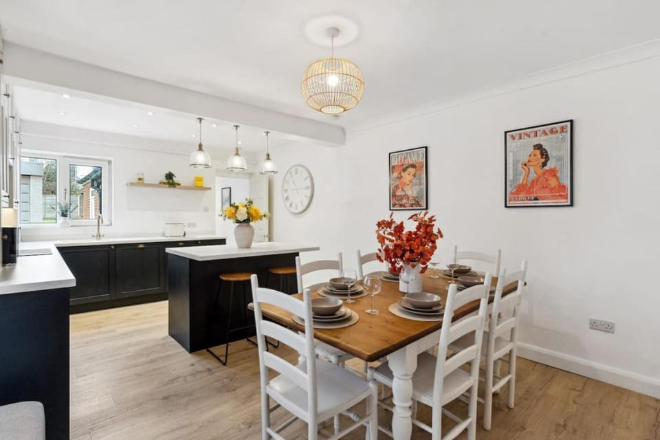The Guildford Manor - Free Parking - 6 Beds Apartment in Guildford