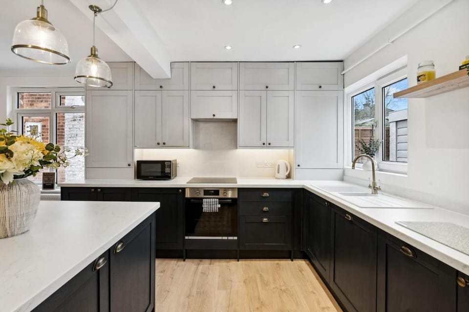 The Guildford Manor - Free Parking - 6 Beds Apartment in Guildford