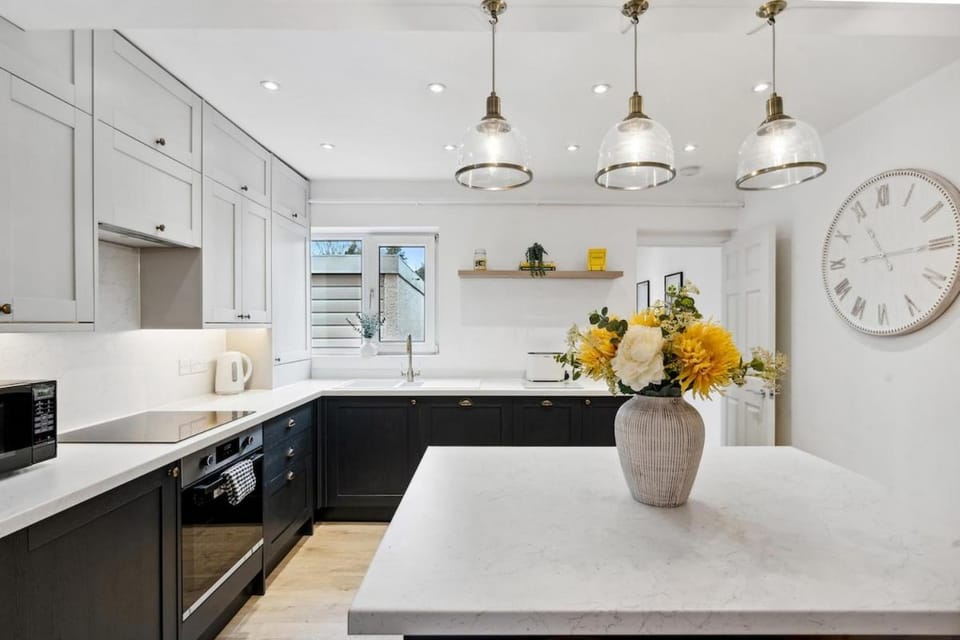 The Guildford Manor - Free Parking - 6 Beds Apartment in Guildford