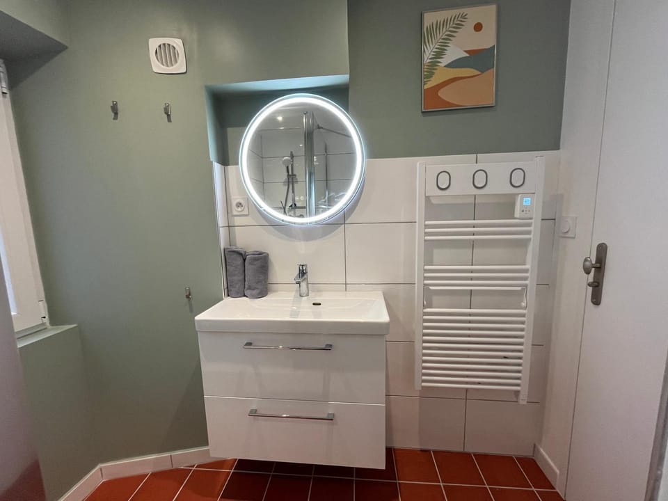 Shower, Toilet, Bathroom, hair dryier, heating