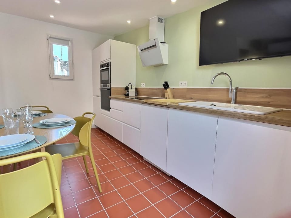 TV and multimedia, Kitchen or kitchenette, Dining area, oven, stove