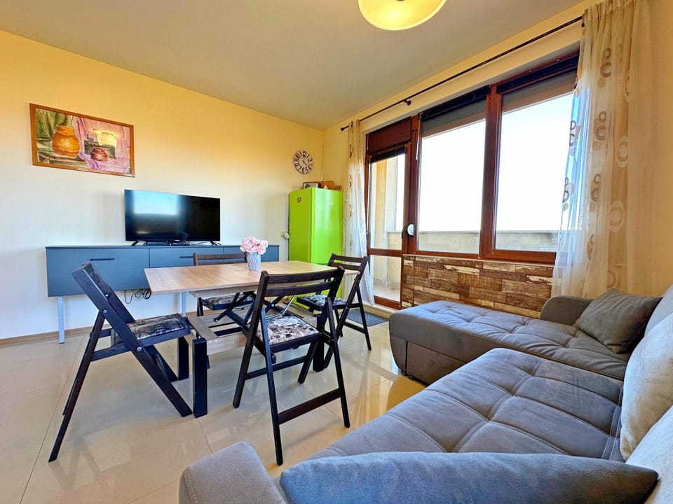 Communal lounge/ TV room, TV and multimedia, Living room, Seating area, Dining area, Evening entertainment