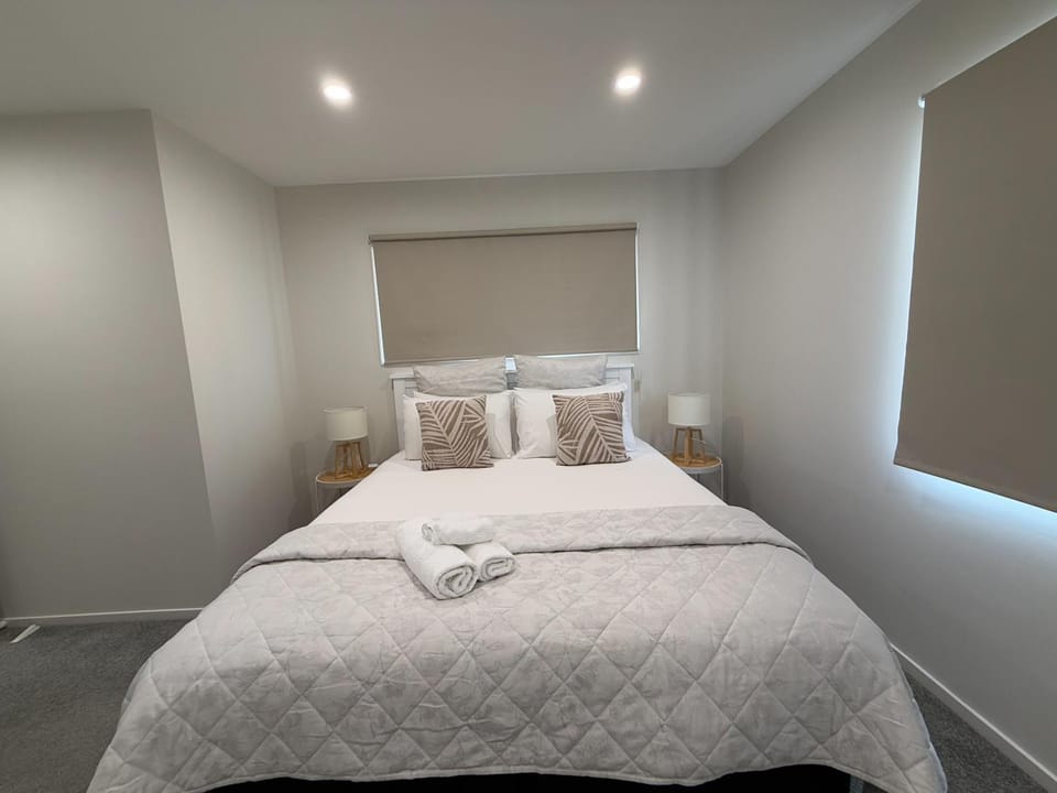 SkyStars Brand New Skyline Haven Villa in Auckland
