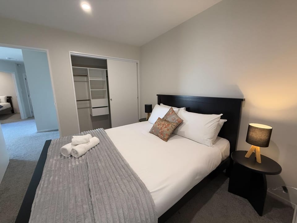 SkyStars Brand New Skyline Haven Villa in Auckland